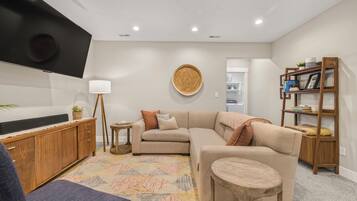 Smart-tv, boeken en een computerscherm