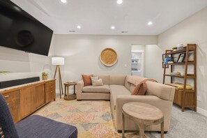 Smart TV, books, computer monitors - New! Chic Idaho Falls Retreat Near INL, Downtown, Greenbelt & Airport (Idaho Falls)