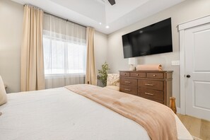 3 bedrooms, desk, iron/ironing board, free WiFi