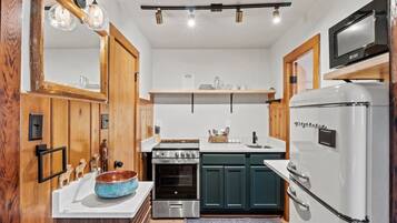 Lemari es, microwave, oven, dan kompor