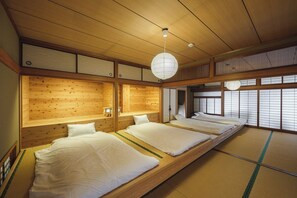 6 bedrooms, desk, free WiFi, bed sheets