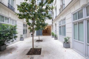 Exterior detail - Champs Elysees Charming (2 Bedrooms and 1 Living Room) (Paris)