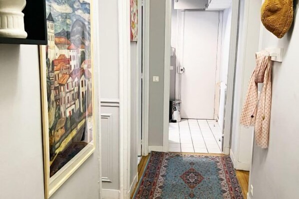 Interior - Champs Elysees Charming (2 Bedrooms and 1 Living Room) (Paris)