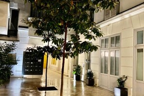 Exterior detail - Champs Elysees Charming (2 Bedrooms and 1 Living Room) (Paris)