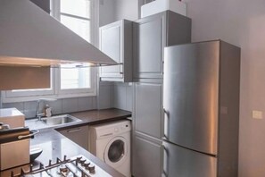 Private kitchen - Champs Elysees Charming (2 Bedrooms and 1 Living Room) (Paris)