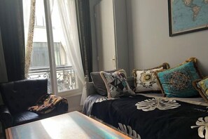 Room - Champs Elysees Charming (2 Bedrooms and 1 Living Room) (Paris)