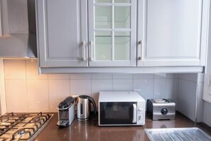 Private kitchen - Champs Elysees Charming (2 Bedrooms and 1 Living Room) (Paris)