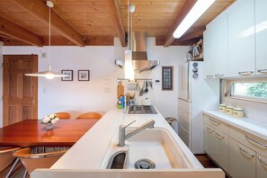 Réfrigérateur, four à micro-ondes, surface de cuisson