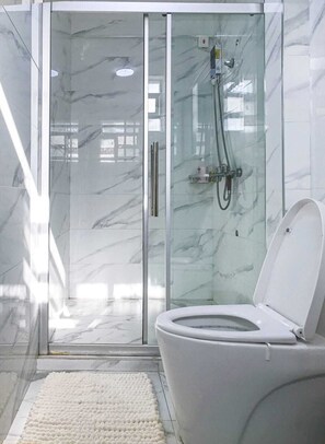 Shower, towels, soap, toilet paper - 3BR Luxe Stay | WiFi+Workspace | Kilimani Area (Nairobi)