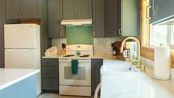 Kjøleskap, mikrobølgeovn, ovn og kokeplater