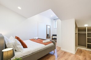 Iron/ironing board, Internet, bed sheets