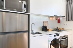 Kühlschrank, Mikrowelle, Ofen, Herdplatte