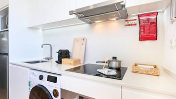 Geladeira, micro-ondas, fogão, cooktop