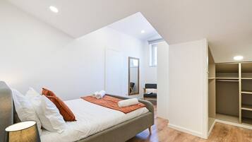 Iron/ironing board, Internet, bed sheets