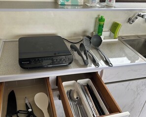 Kjøleskap, mikrobølgeovn, kokeplater og kjøkkenutstyr