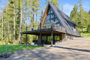 A modern house with a large balcony, surrounded by a forest. - Lake Views At Rockford Bay - The CDA-frame (Coeur d`Alene)