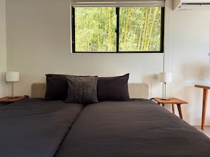 2 quartos, escrivaninha, ferros/tábuas de passar roupa