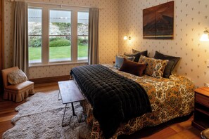 4 bedrooms, iron/ironing board, travel crib, WiFi - Romney Lane Homestead - A rural retreat, best enjoyed with friends & family. (Beaconsfield)