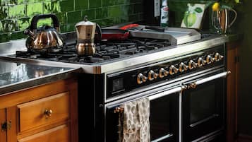 Fridge, microwave, stovetop, dishwasher