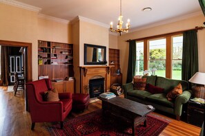 TV, fireplace, books, stereo - Romney Lane Homestead - A rural retreat, best enjoyed with friends & family. (Beaconsfield)