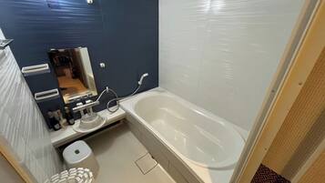 Een haardroger, handdoeken