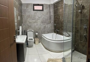 Douche, serviettes fournies, savon, papier toilette