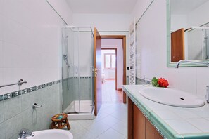 Regadera y secadora de cabello 