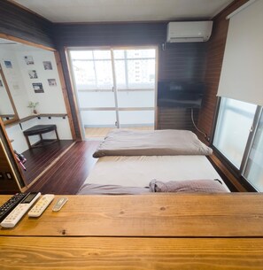 1 chambre, bureau, fer et planche à repasser, draps fournis