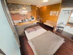1 soveværelse, skrivebord, strygejern/strygebræt, sengetøj