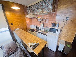 Réfrigérateur, micro-ondes, batterie de cuisine, vaisselle et ustensiles