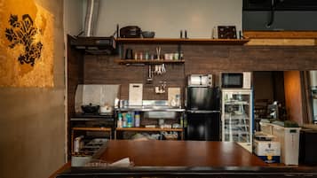 Kylskåp, mikrovågsugn och grytor/köksredskap