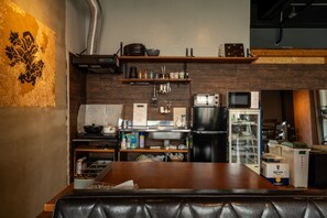 Kjøleskap, mikrobølgeovn og kjøkkenutstyr