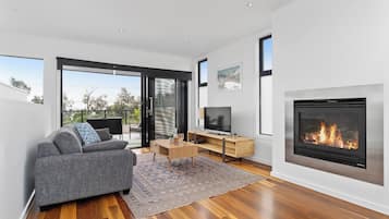 Smart TV, fireplace