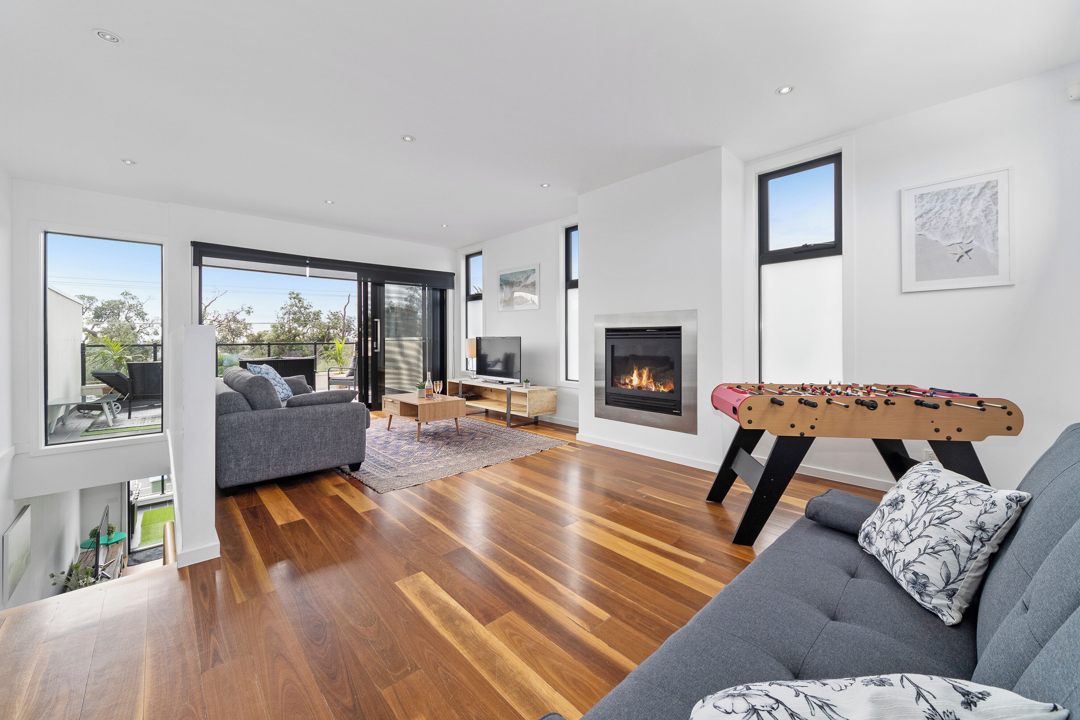 Smart TV, fireplace