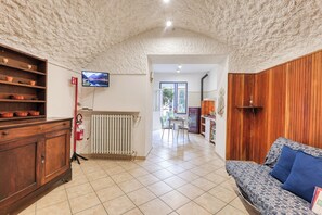 Télévision à écran plat de 21 pouces avec chaînes par câble, cheminée