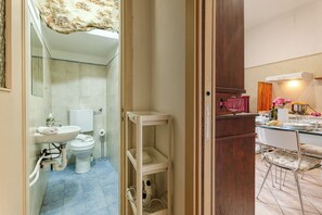 Douche, bidet, serviettes fournies, savon