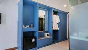 Een moderne badkamer met een blauw kleurenpalet, een spiegel, een douche en een handdoekhouder.