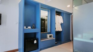 Zimmersafe, laptopgeeigneter Arbeitsplatz, Verdunkelungsvorhänge