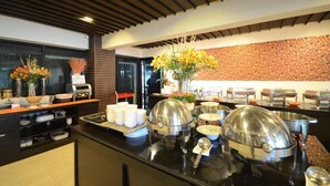Een buffetopstelling met diverse themaposten, een decoratieve muur en een modern plafondontwerp.