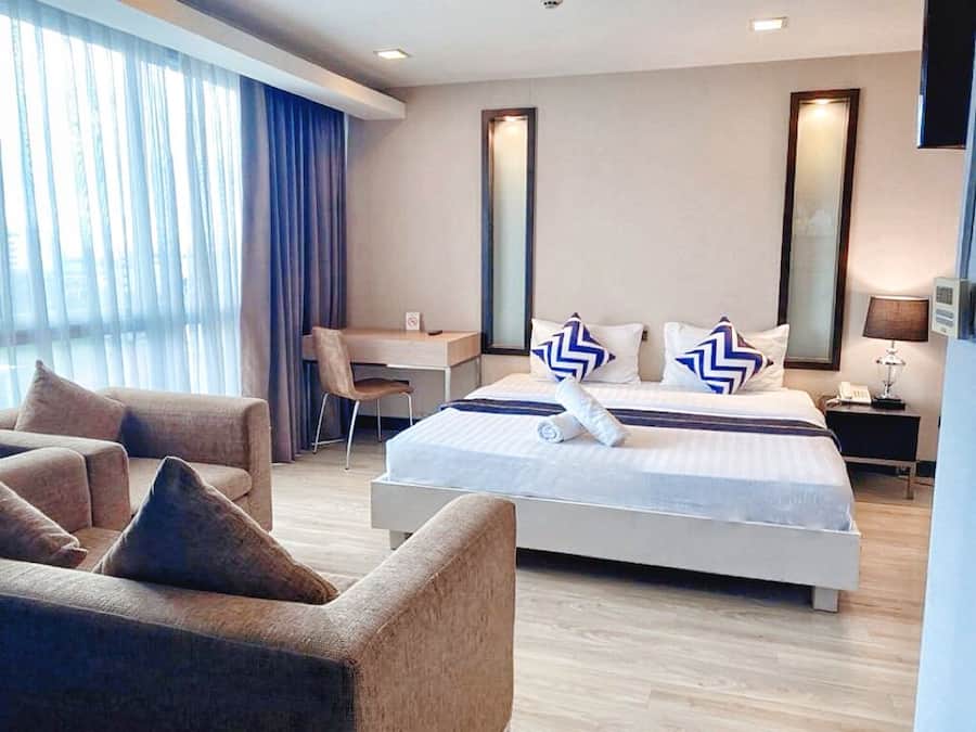 Caja de seguridad en la habitación y espacio para trabajar con laptop