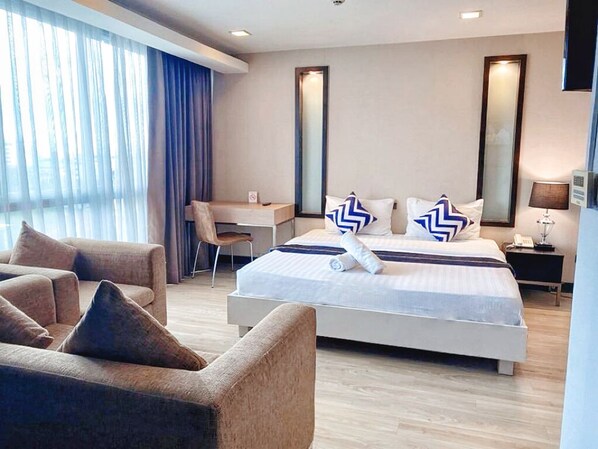 Zimmersafe, laptopgeeigneter Arbeitsplatz, Verdunkelungsvorhänge