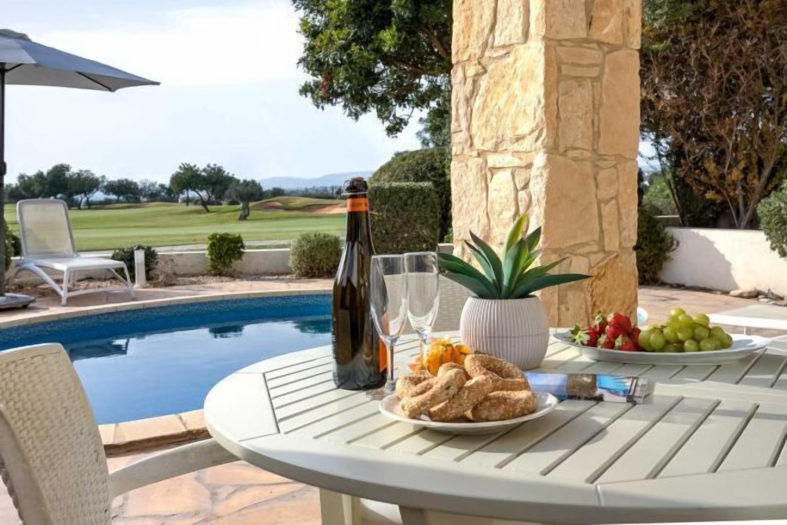 Hồ bơi ngoài trời