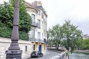Exterior - Chic Loft with Big Private Terrace on Ile Saint Louis (Paris)