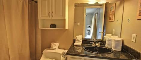 Douche, serviettes fournies, papier toilette