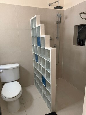 Een douche, handdoeken, zeep, shampoo