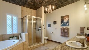 A modern bathroom with a large bathtub, a walk-in shower, and two sinks. - Yosemite Quail Ridge Comforts with WiFi and Hot tub (Mariposa)