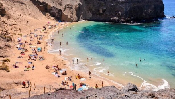 Egy tiszta, türkizkék vízű, homokos parttal és sziklás szirteivel tarkított strand.