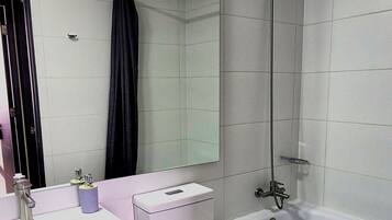 Hiustenkuivaaja, pyyhkeet, saippua, vessapaperi