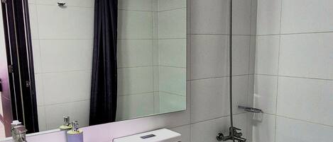 ヘアドライヤー、タオル、石鹸、トイレットペーパー