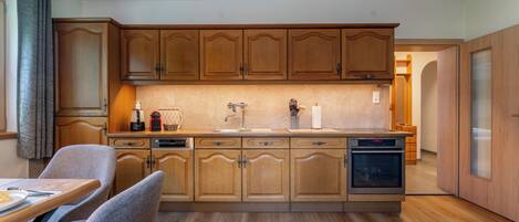 Fridge, oven, stovetop, dishwasher